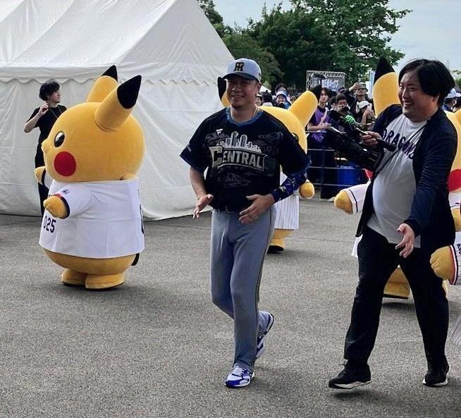 阪神のユニホームで球場入りする大野（中央）