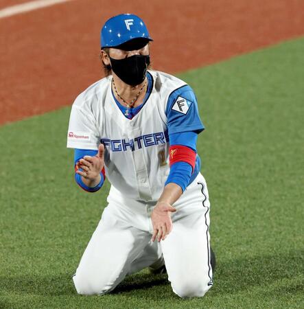 　４回、ダブルスチールで得点し喜ぶ新庄監督（撮影・山口登）