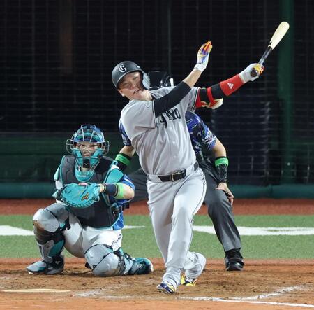 ８回、左前打を放つ坂本（撮影・西岡正）