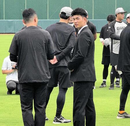 　巨人から西武へのトレードが発表された若林（右手前）