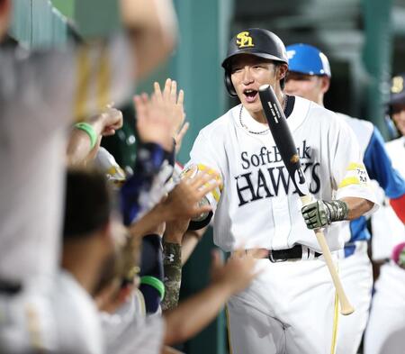 ３回、逆転３ランを放ち、魚雷バットを手に笑顔を見せる柳田（撮影・伊藤笙子）