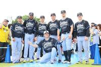 　ヒーローズウォークに登場した（後列左から）高橋、ドリス、坂本、大山、佐藤輝、中野と、阪神のユニホームを着た大野（撮影・伊藤笙子）