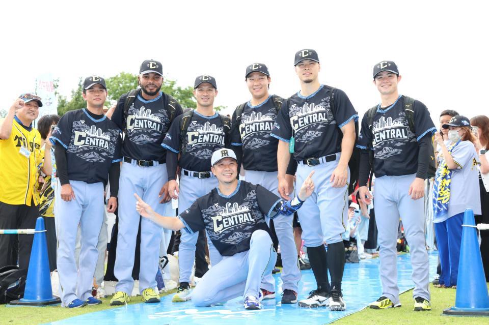　ヒーローズウォークに登場した（後列左から）高橋、ドリス、坂本、大山、佐藤輝、中野と、阪神のユニホームを着た大野（撮影・伊藤笙子）