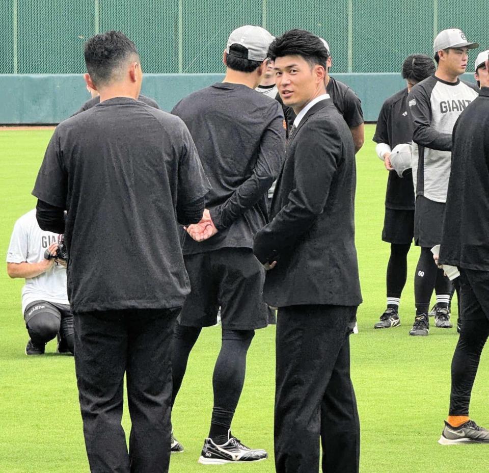 　巨人から西武へのトレードが発表された若林（右手前）