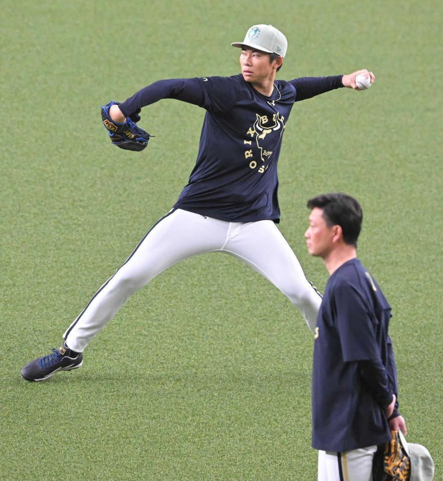試合前、岸田監督（手前）が見守る中、キャッチボールする曽谷（撮影・高部洋祐）