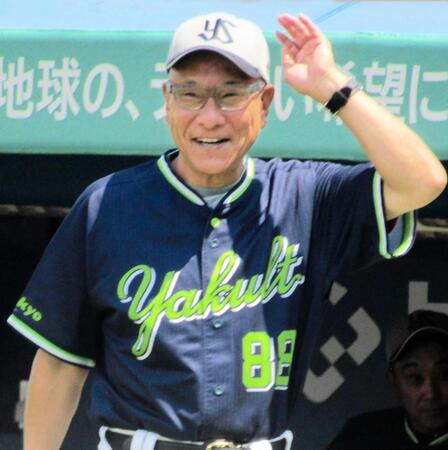 　練習を見守る池山監督