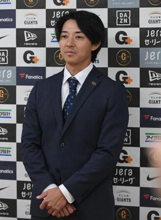 支配下登録され会見に臨む鈴木（撮影・開出牧）