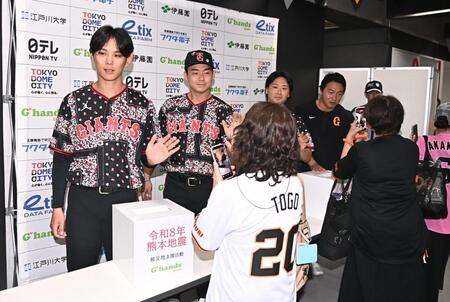 試合前、熊本地震復興支援募金活動を行う（左から）泉、小笠原、船迫、長野編成本部参与（撮影・開出牧）