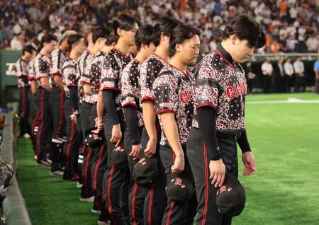 試合前、令和８年熊本地震の犠牲者に対して黙とうする巨人ナイン