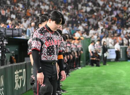 熊本地震を受け試合前に黙とうする丸（手前）ら巨人ナイン（撮影・開出牧）