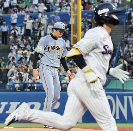 １回、長岡にソロを許す才木（撮影・田中太一）