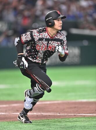 ５回、右越えソロを放ち駆け出す佐々木（撮影・開出牧）