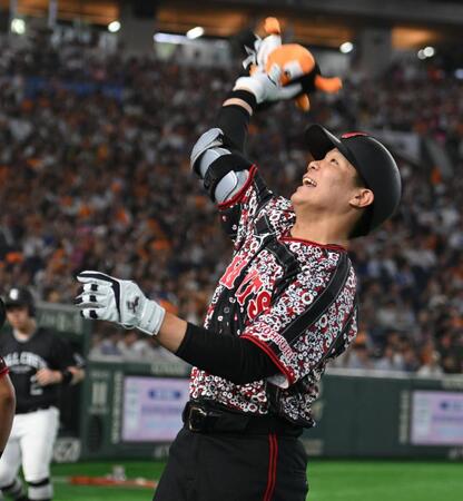 ５回、右越えソロをは放ちマスコット人形をスタンドへ投げ入れる佐々木（撮影・開出牧）