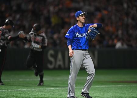 ５回、佐々木（左後方）に右越えソロを打たれた平良（撮影・開出牧）