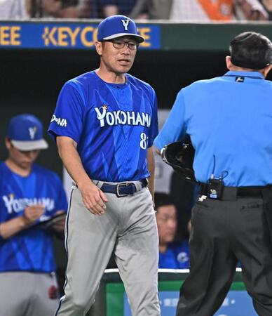 ６回、投手交代を告げる相川監督（撮影・開出牧）