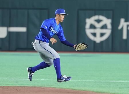 ７回、代打・知念の打球を処理する京田