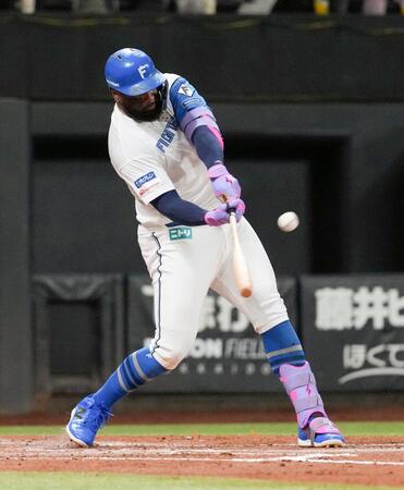 ３回、レイエスが中越えに本塁打を放つ