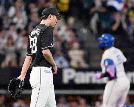 ３回、レイエス（奥）に本塁打を浴びた河村