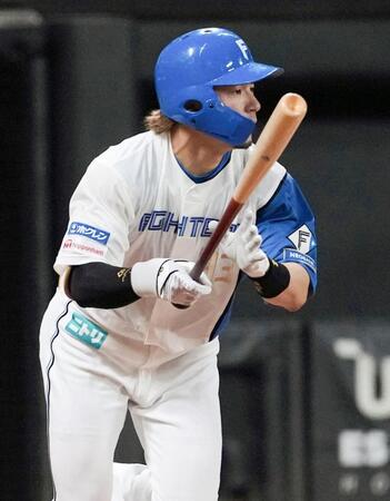 ４回、水野が右中間に適時二塁打を放つ