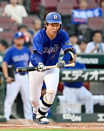 ２回、高橋宏が投手の野選を誘うスクイズを決める