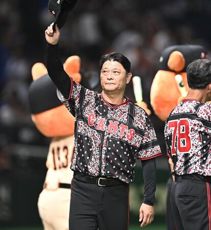 後半戦初戦白星で飾りスタンドの歓声に応える橋上監督代行（撮影・開出牧）