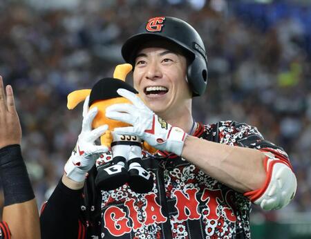 １回、先制の左越えソロを放ち、笑顔の松本