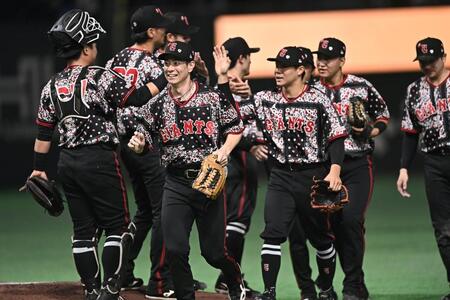 後半戦初戦を白星で飾りタッチを交わす松本剛（手前右）ら巨人ナイン＝東京ドーム（撮影・開出牧）