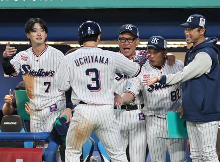 ２回、生還した内山を迎える池山監督（撮影・田中太一）