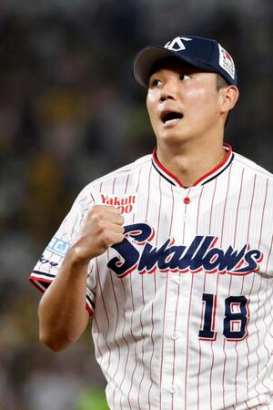 ６回を無失点で終え、ガッツポーズするヤクルト・奥川