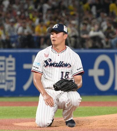 ４回、マウンドでつまずく奥川（撮影・堀内翔）