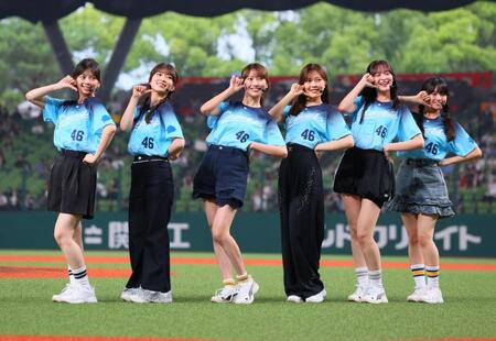 歌唱する乃木坂野球部（撮影・石井剣太郎）