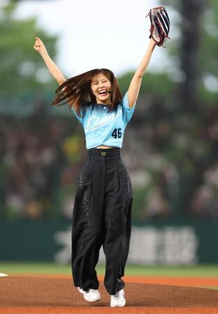 始球式に臨む乃木坂野球部の柴田柚菜（撮影・石井剣太郎）