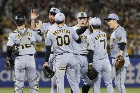 　ヤクルトに逆転勝ちし、タッチを交わす阪神ナイン＝神宮