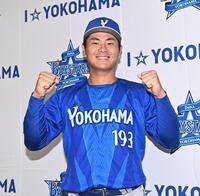 支配下登録されガッツポーズを決める高見沢（撮影・開出牧）