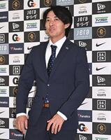 会見で意気込みを語る鈴木（撮影・開出牧）