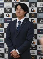 支配下登録され会見に臨む鈴木（撮影・開出牧）