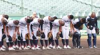 練習を終え、グラウンドで一礼する有明ナイン（撮影・坂部計介）