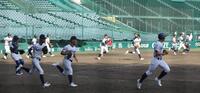 甲子園のグラウンドに元気よく駆け出す有明ナイン（撮影・坂部計介）