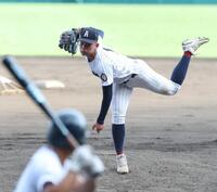 甲子園のマウンドで、打者を立たせて投げ込む有明・斉藤遼汰郎（撮影・坂部計介）
