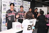 試合前、熊本地震復興支援募金活動を行う（左から）泉、小笠原、船迫、長野編成本部参与（撮影・開出牧）