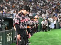 熊本地震を受け試合前に黙とうする丸（手前）ら巨人ナイン（撮影・開出牧）