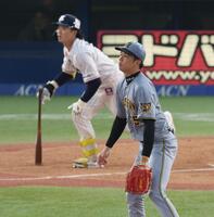 １回、長岡に先頭打者本塁打を浴びる才木（撮影・金田祐二）