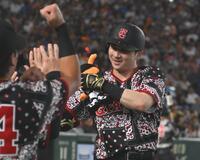６回、左越えソロをは放ちナインとタッチを交わす泉口（撮影・開出牧）