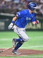 ４回、遊ゴロに倒れた筒香（撮影・開出牧）