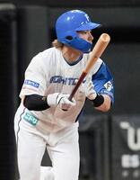 ４回、水野が右中間に適時二塁打を放つ