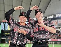 笑顔でポーズを決める移籍初本塁打の松本（右）と東京ドーム初本塁打の佐々木（撮影・開出牧）