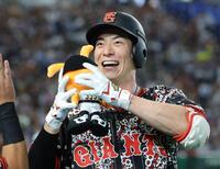 １回、先制の左越えソロを放ち、笑顔の松本