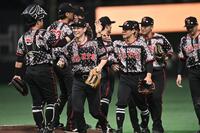 後半戦初戦を白星で飾りタッチを交わす松本剛（手前右）ら巨人ナイン＝東京ドーム（撮影・開出牧）