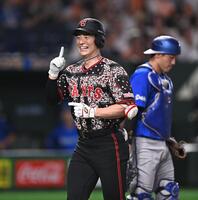 １回、先制の左越えソロを放ちポーズを決める松本（撮影・開出牧）