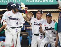 １回、ソロを放った長岡を迎える池山監督（撮影・田中太一）